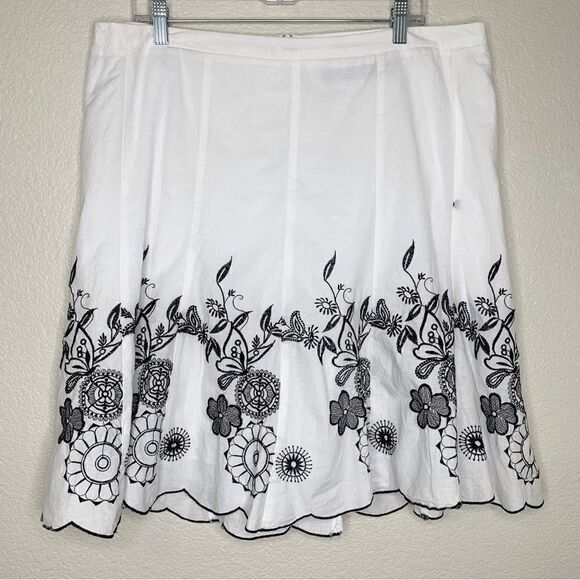 torrid Dresses & Skirts - Torrid Vintage White Embroidered Floral Skirt